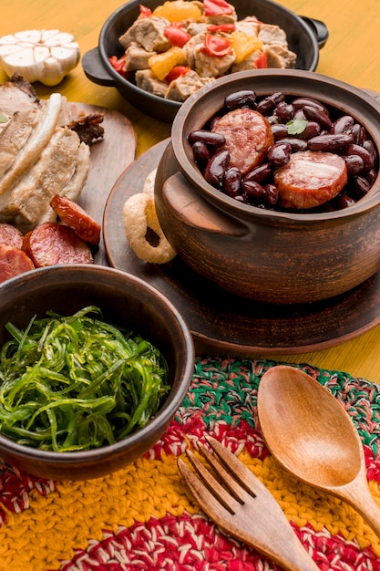 Foto grátis arranjo de comida brasileira de alto ângulo