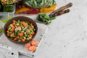 Foto grátis arranjo de comida congelada na mesa