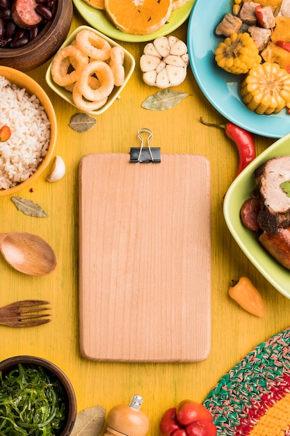 Arranjo de comida de vista superior com cópia-espaço