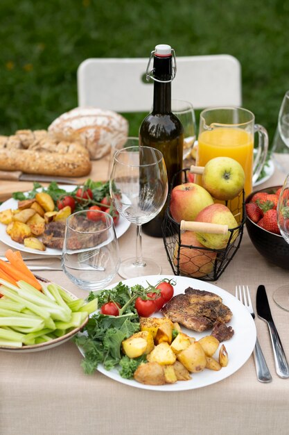 Arranjo de comida deliciosa de alto ângulo na mesa