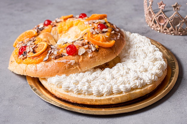 Foto grátis arranjo de comida do dia da epifania de alto ângulo