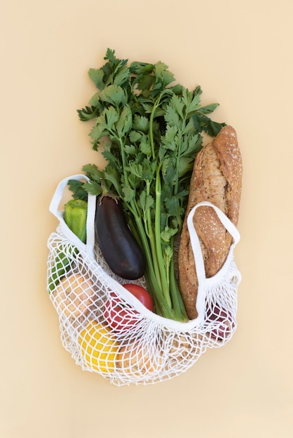 Foto grátis arranjo de comida em sacola reutilizável