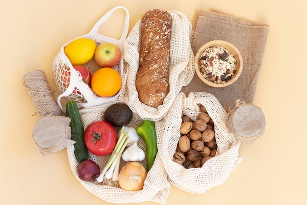 Foto grátis arranjo de comida em sacola reutilizável