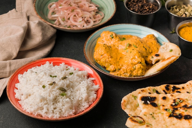 Foto grátis arranjo de comida indiana alto ângulo