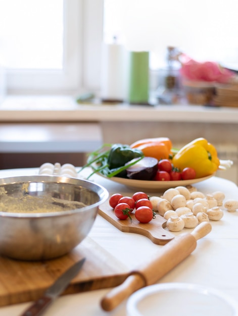 Arranjo de comida na mesa da cozinha