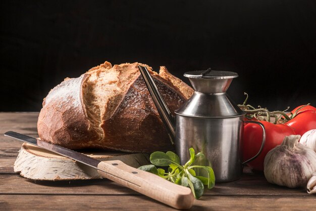 Arranjo de comida na mesa de madeira