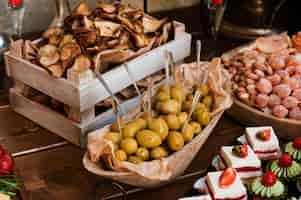 Foto grátis arranjo de comida saborosa de alto ângulo