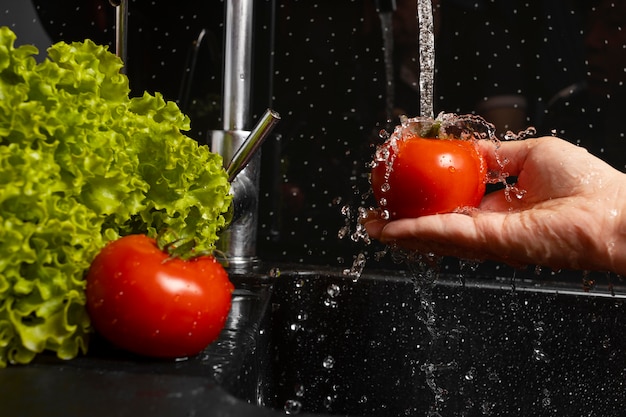 Arranjo de comida saudável sendo lavada