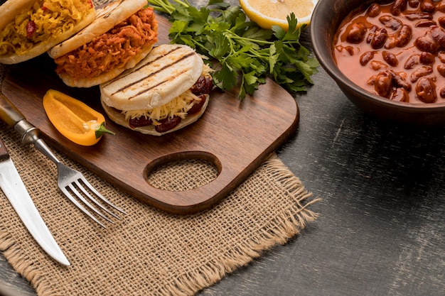 Foto grátis arranjo de comida tradicional de alto ângulo