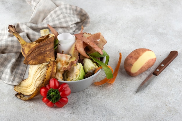 Foto grátis arranjo de composto feito de comida estragada