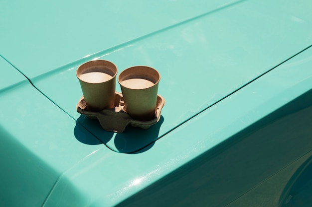 Foto grátis arranjo de copos de café de ângulo alto