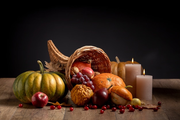 Foto grátis arranjo de cornucópia com comidas deliciosas