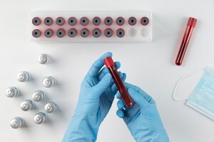 Arranjo de coronavírus com amostras de sangue e vacina