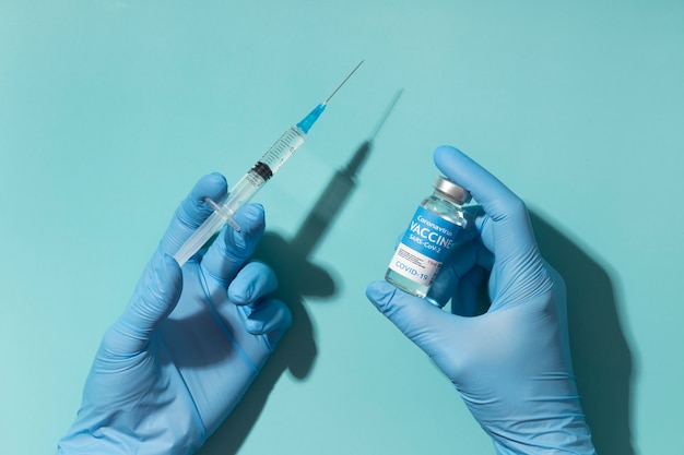Arranjo de coronavírus com frasco de vacina e seringa