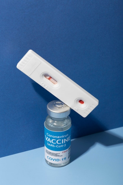 Foto grátis arranjo de coronavírus com receptor de vacina