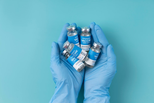 Arranjo de coronavírus com recipientes de vacina Foto gratuita