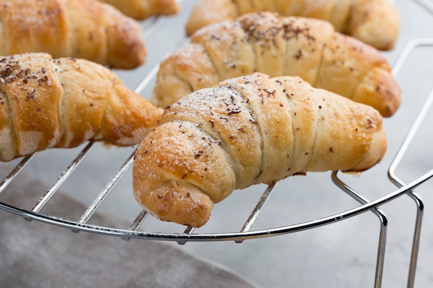 Foto grátis arranjo de croissant delicioso