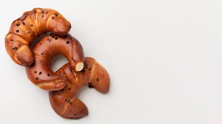 Foto grátis arranjo de croissant saboroso com espaço de cópia