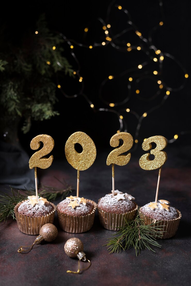 Foto grátis arranjo de cupcakes deliciosos de alto ângulo