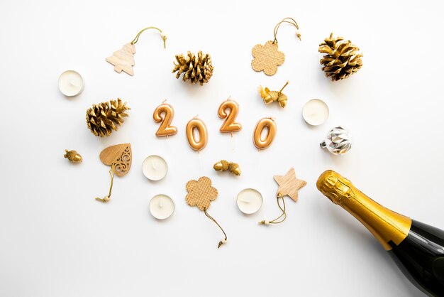 Arranjo de decoração e champanhe com 2020 dígitos de ano novo