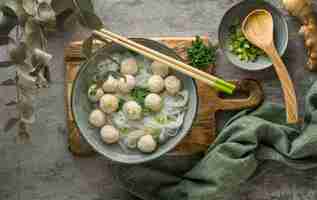 Foto grátis arranjo de deliciosa tigela de bakso