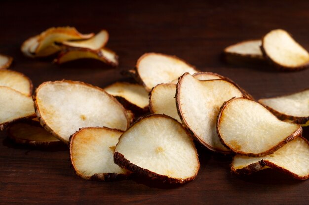 Arranjo de deliciosas batatas fritas de mandioca