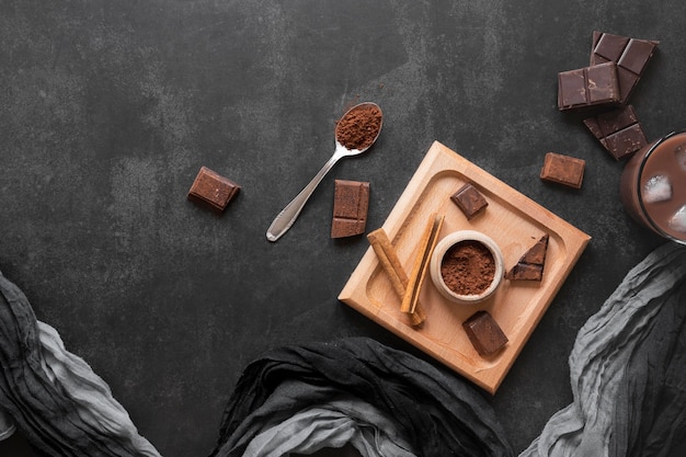 Arranjo de deliciosos produtos de chocolate com espaço para texto