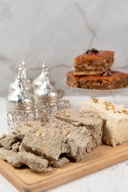 Arranjo de doces saborosos de alto ângulo