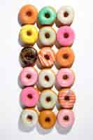 Foto grátis arranjo de donuts deliciosos de vista superior