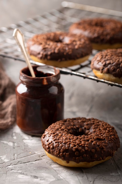 Foto grátis arranjo de donuts doces de ângulo alto