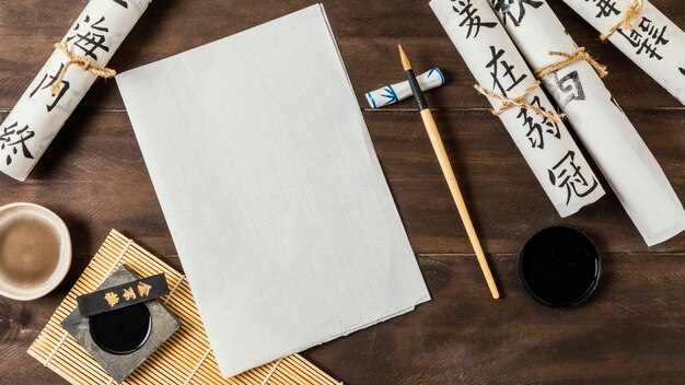 Arranjo de elementos de tinta chinesa com cartão vazio