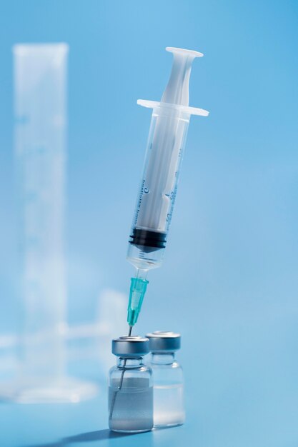 Arranjo de elementos médicos de vista frontal para vacinação