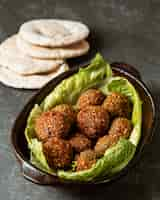 Foto grátis arranjo de falafel e pão pita de ângulo alto