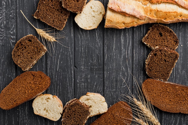 Foto grátis arranjo de fatias de pão e copie o espaço