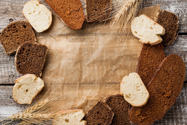 Foto grátis arranjo de fatias de pão e papel manteiga