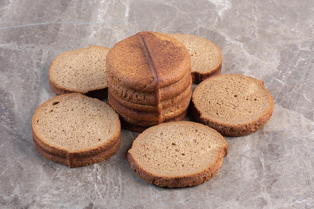 Arranjo de fatias de pão preto sobre fundo de mármore. foto de alta qualidade