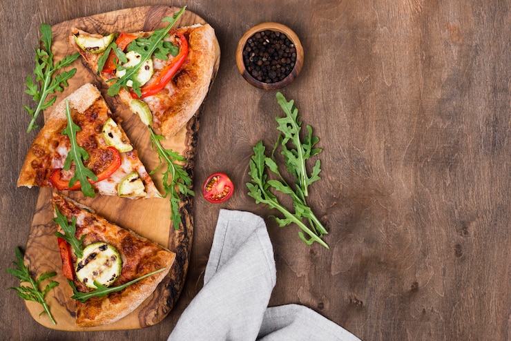 Foto grátis arranjo de fatias de pizza com cópia-espaço