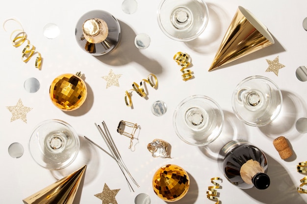 Foto grátis arranjo de festa de ano novo com garrafa de champanhe