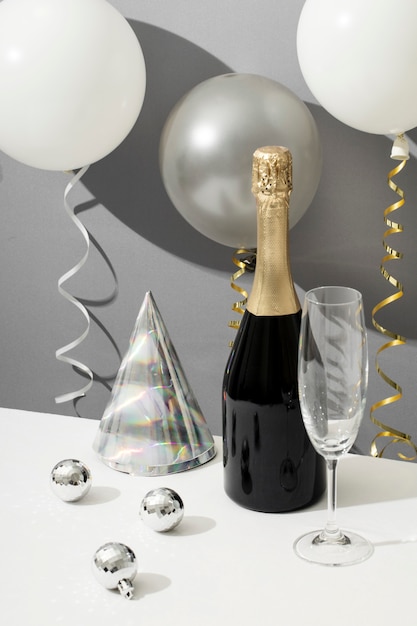 Arranjo de festa de ano novo com garrafa de champanhe