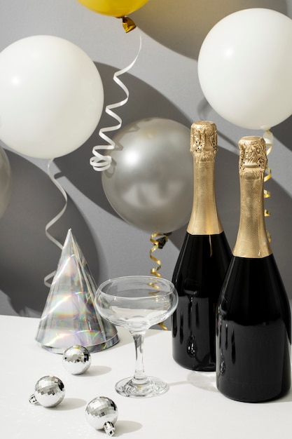 Arranjo de festa de ano novo com garrafa de champanhe