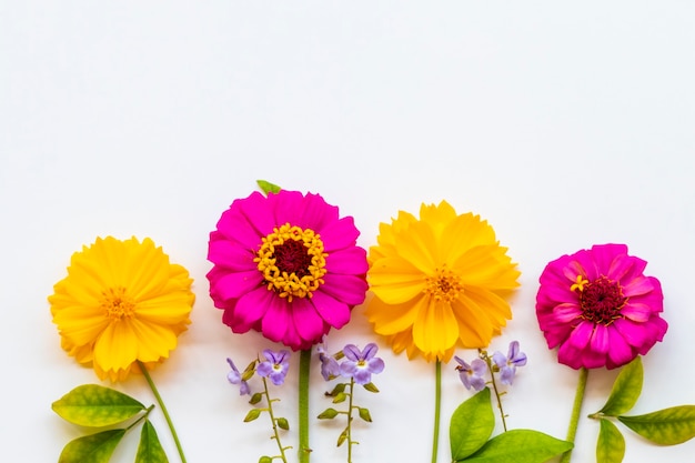Arranjo de flores coloridas em estilo de cartão postal Foto Premium