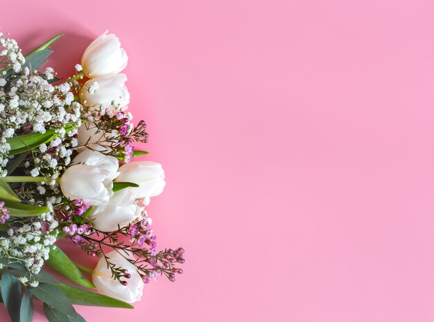 arranjo de flores de primavera em uma parede rosa