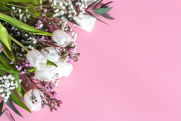 arranjo de flores de primavera em uma parede rosa