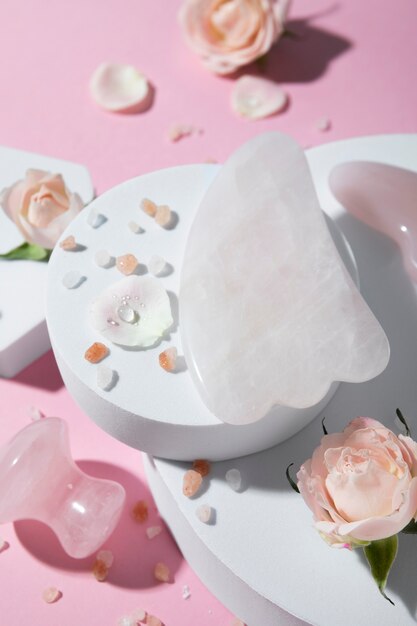 Arranjo de flores e gua sha plano leigo
