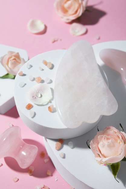 Arranjo de flores e gua sha plano leigo