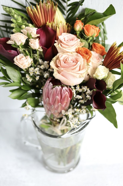 Foto grátis arranjo de flores sortidas em vaso