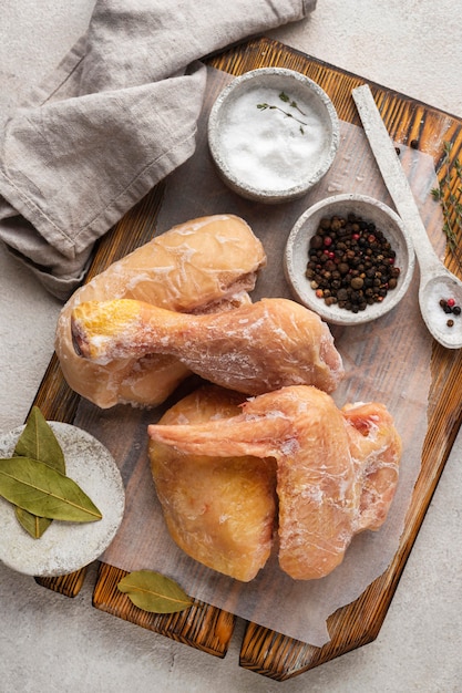 Arranjo de frango congelado na mesa