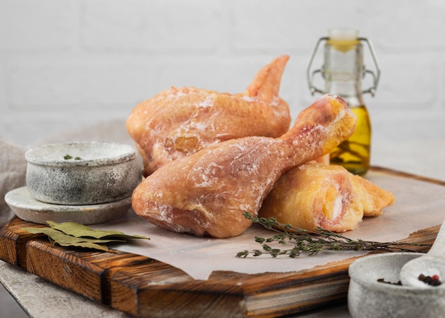 Arranjo de frango congelado na mesa