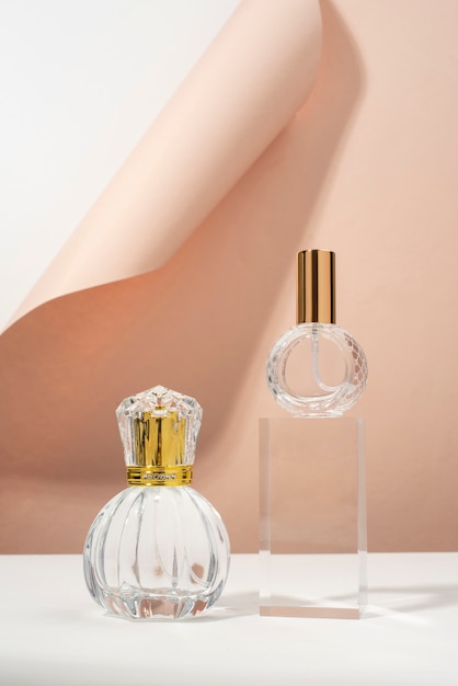 Arranjo de frascos de perfume vazios