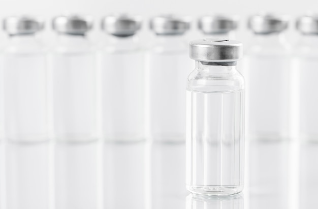 Arranjo de frascos de vacina preventiva contra coronavírus